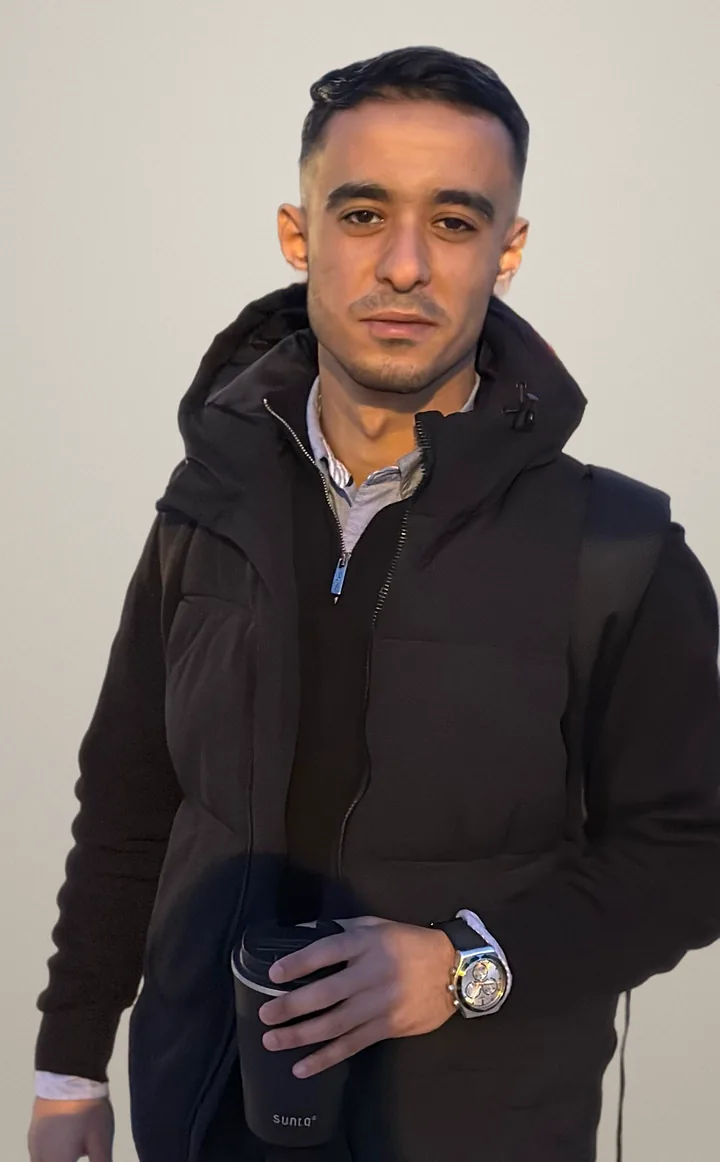 Portrait d'Oussama Gueffaf, un café à la main